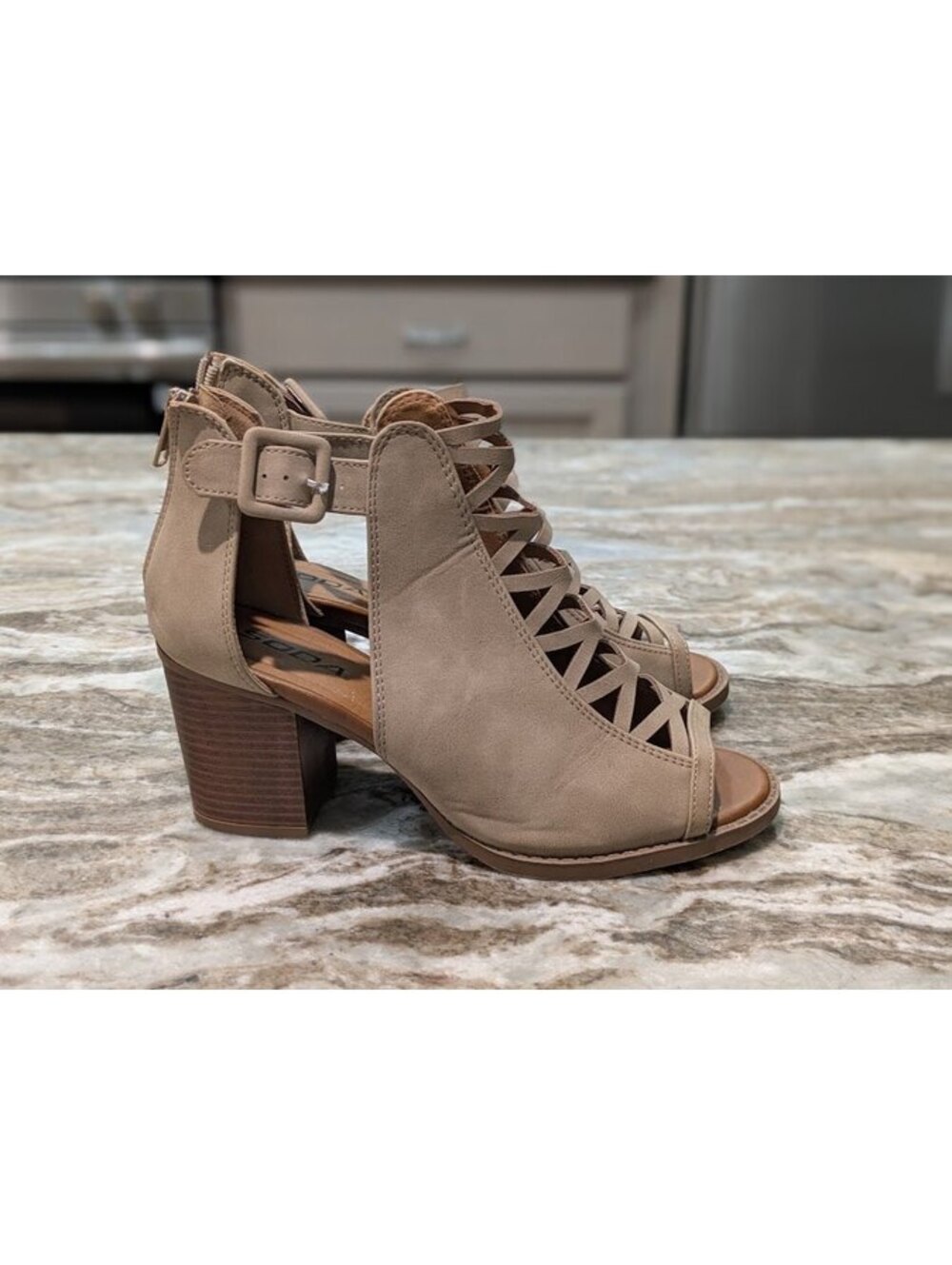 Soda Strappy Block Heel Sandals Beige Tan Size 8.5 GUC